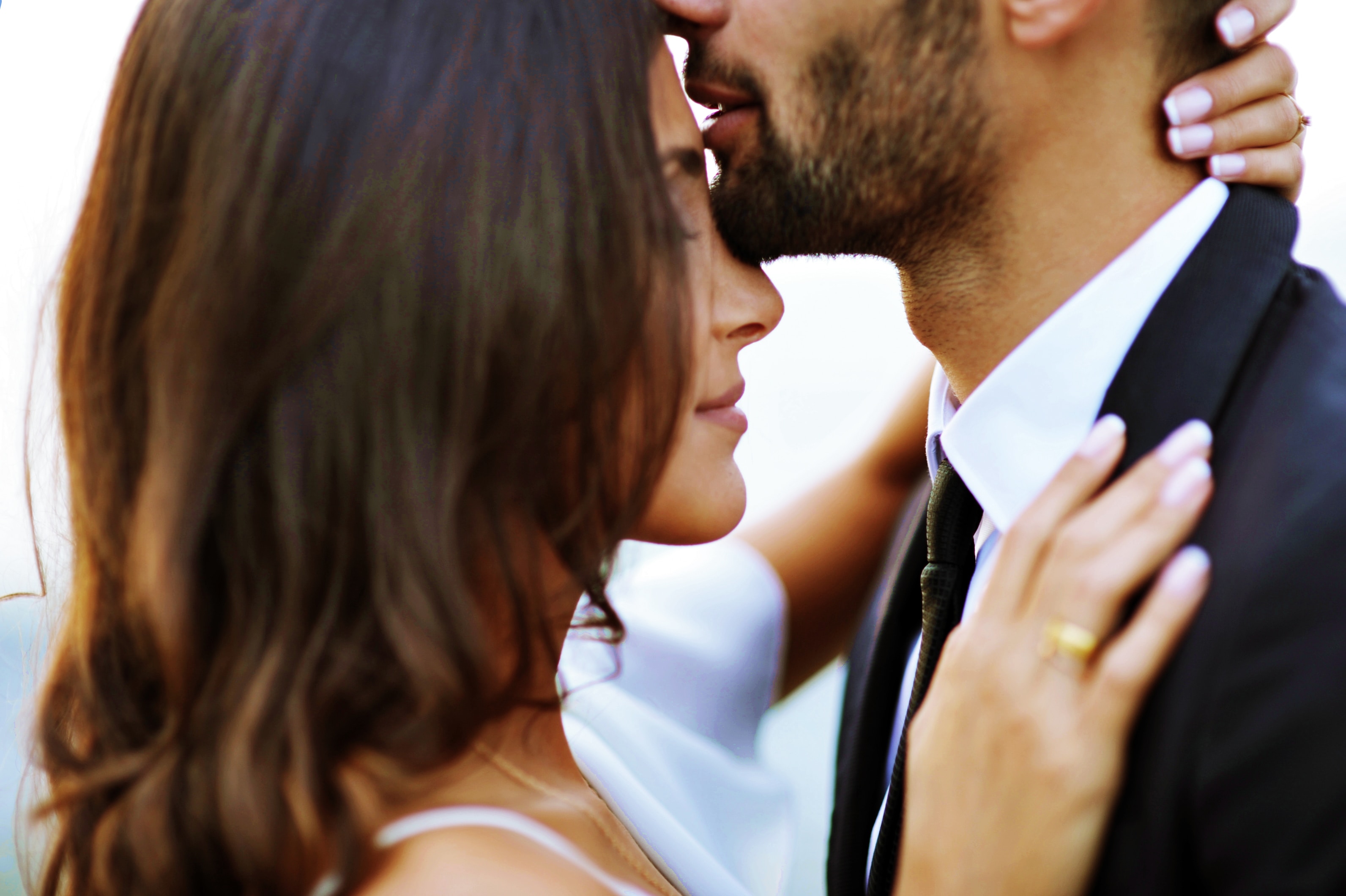 Ein Mann und eine Frau küssen sich auf die Wange.
