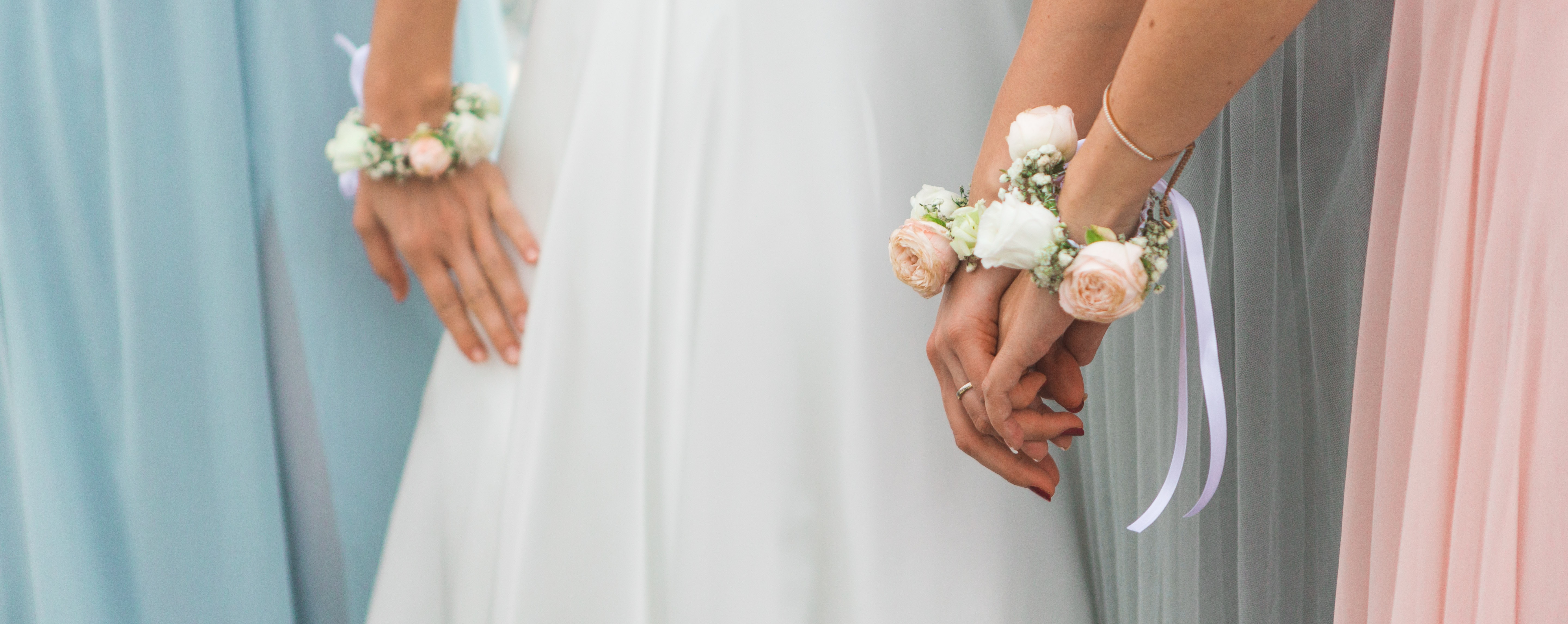 Brautjungfern halten Blumensträuße in ihren Händen.