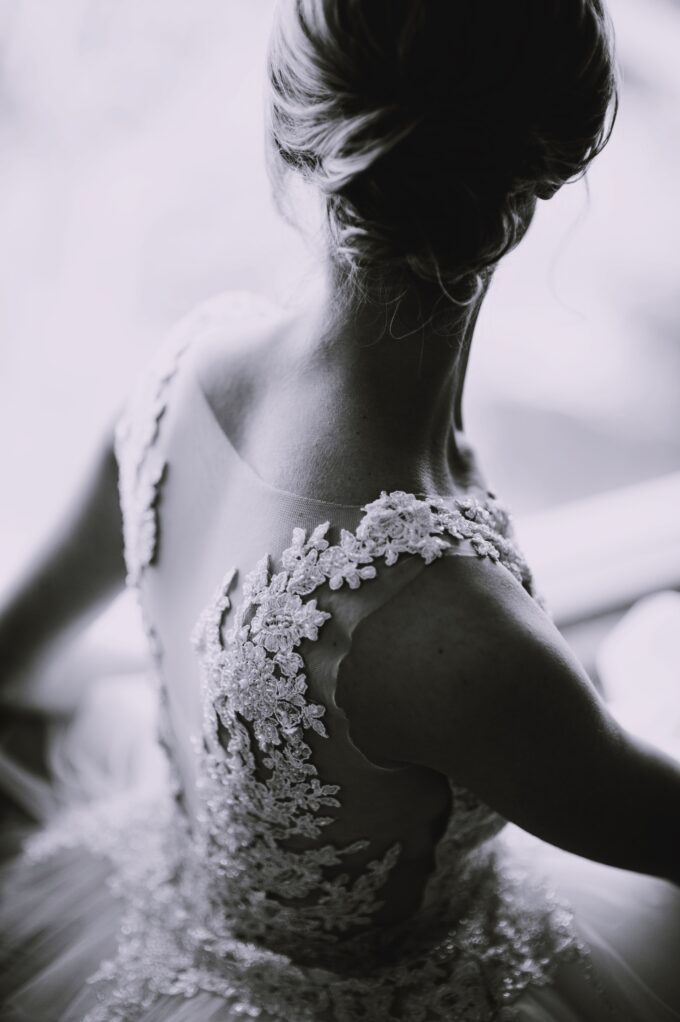 Ein Schwarz-Weiß-Foto einer Frau in einem Hochzeitskleid.