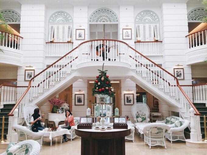 Die Lobby eines Hotels mit Treppen und einem Weihnachtsbaum.