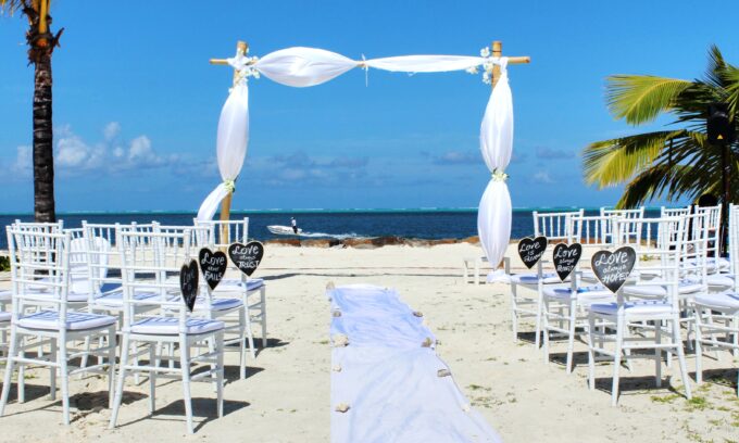 Eine Hochzeitszeremonie am Strand.