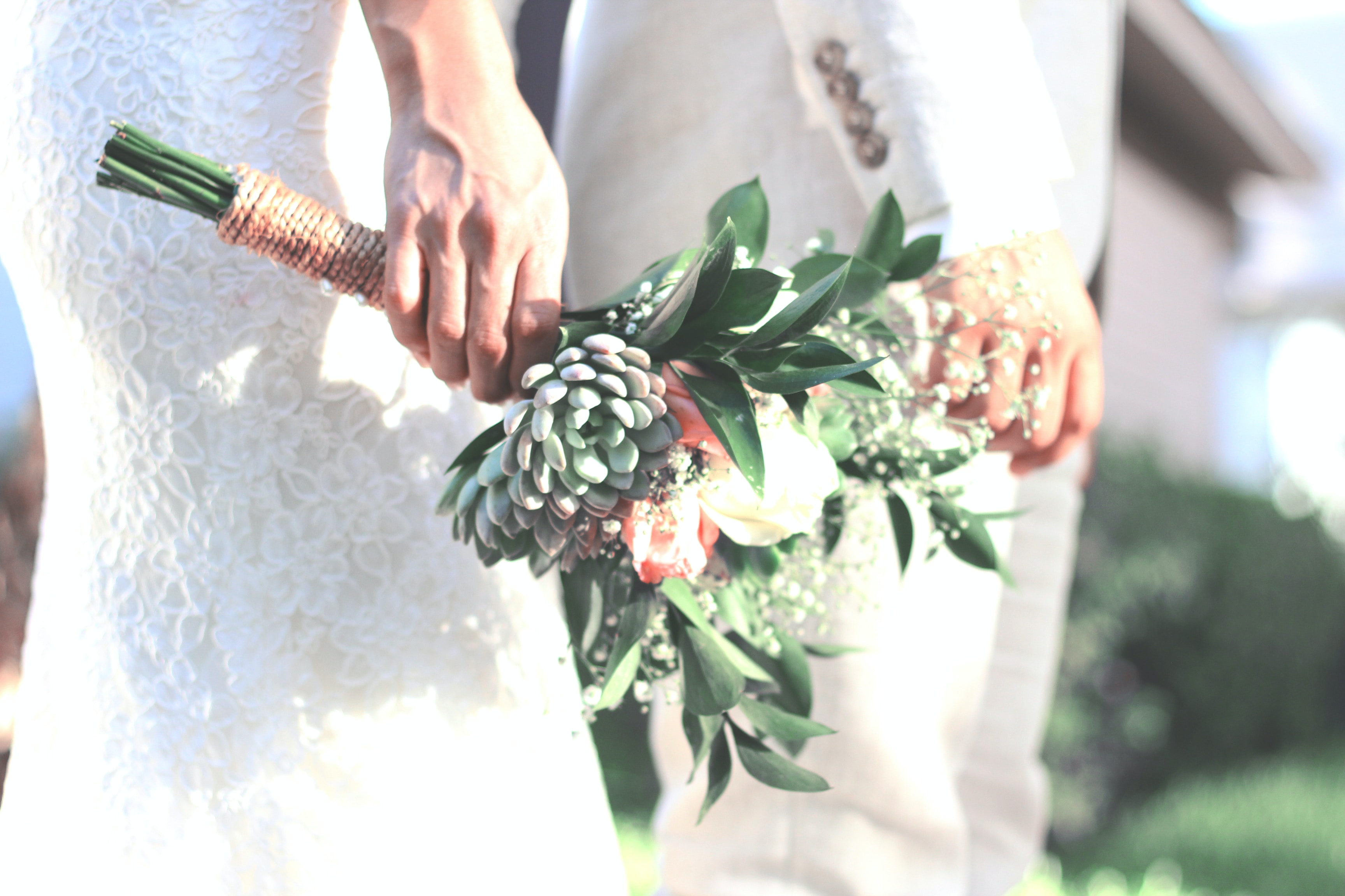 Eine Braut und ein Bräutigam halten einen Blumenstrauß.
