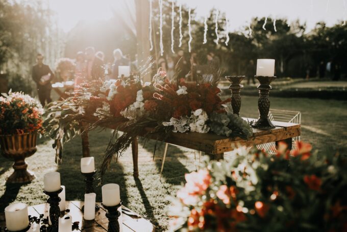 Eine Hochzeit im Freien mit Kerzen und Blumen.