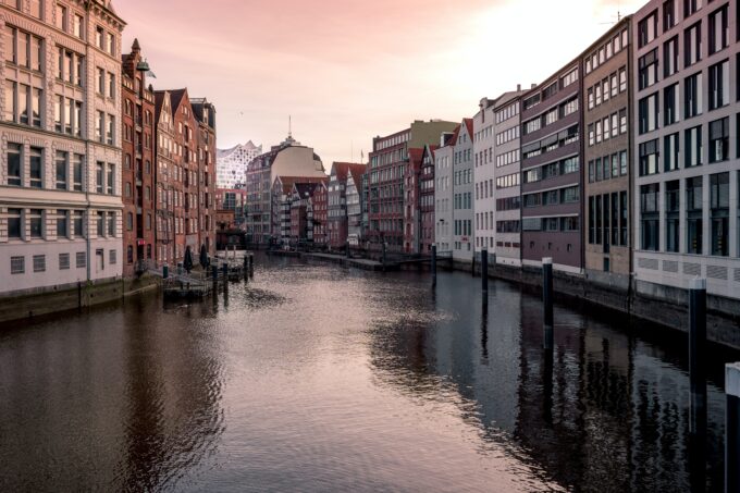 Ein Fluss in einer Stadt mit vielen Gebäuden.
