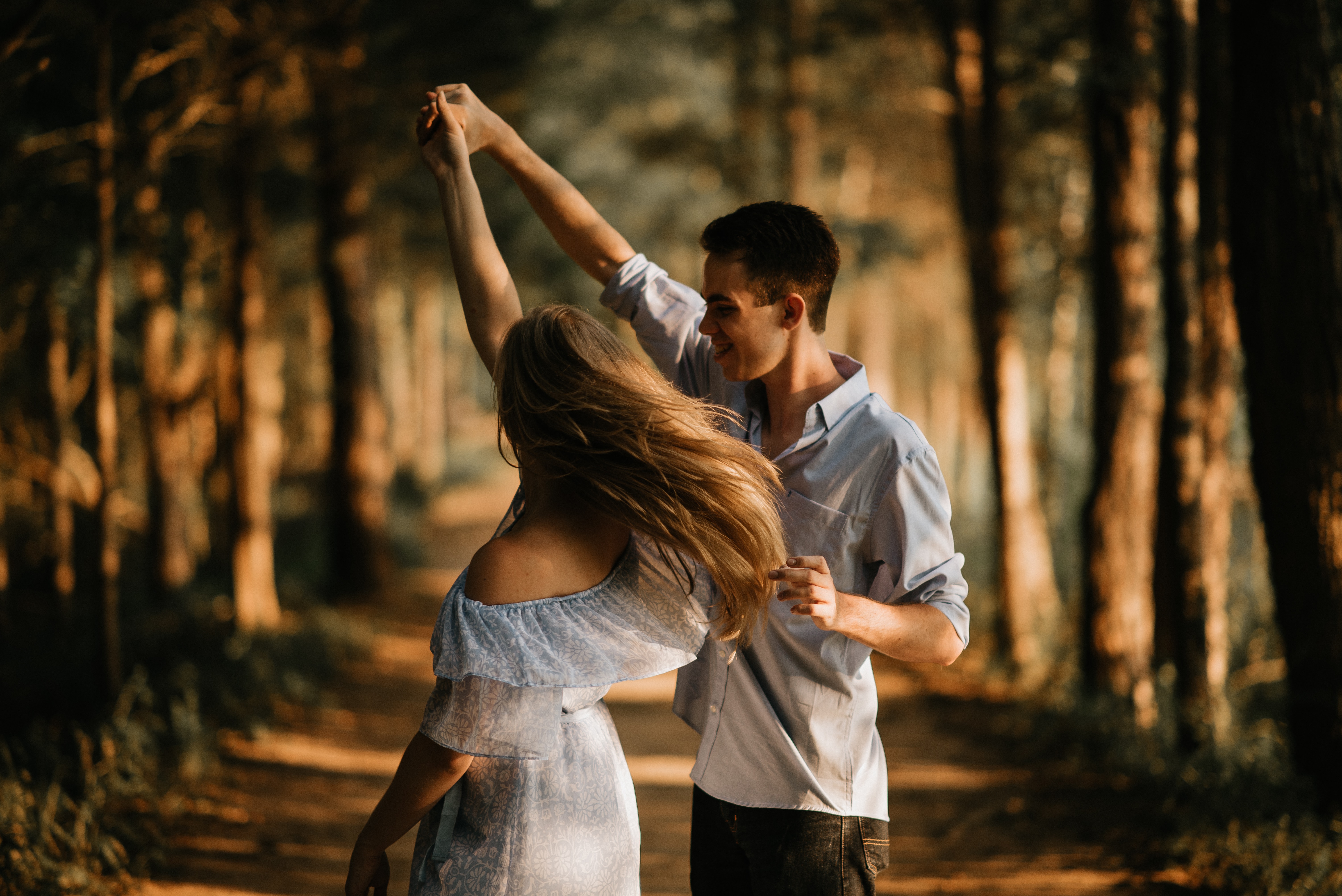 Ein Mann und eine Frau tanzen im Wald.