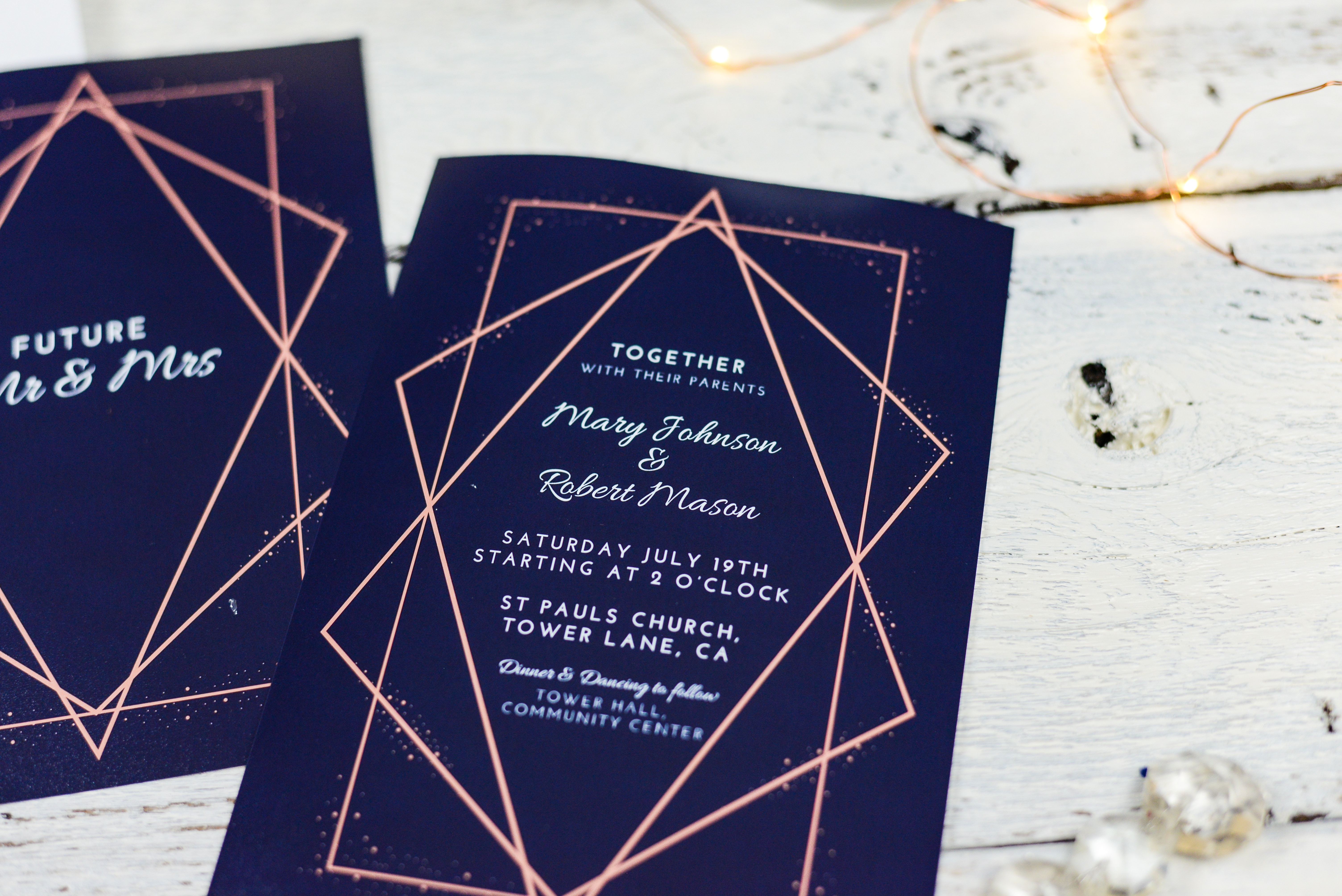 Zwei Hochzeitseinladungen mit geometrischem Design.