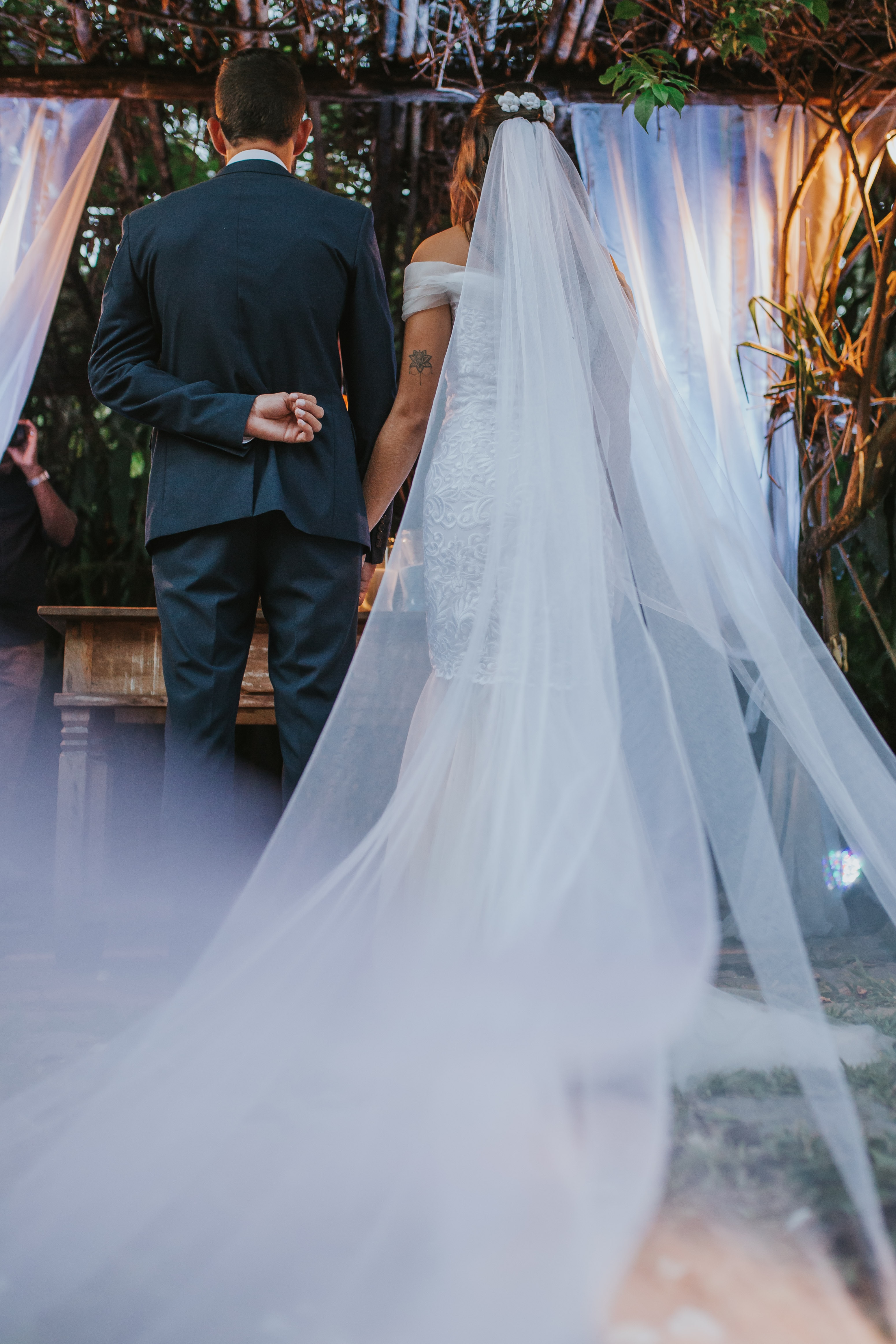 Eine Braut und ein Bräutigam gehen bei ihrer Hochzeit den Gang entlang.