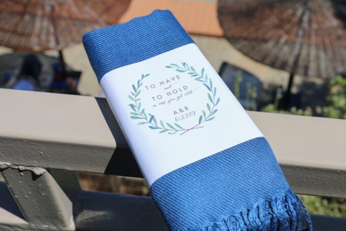 Ein blaues türkisches Handtuch, das auf einem Geländer liegt.