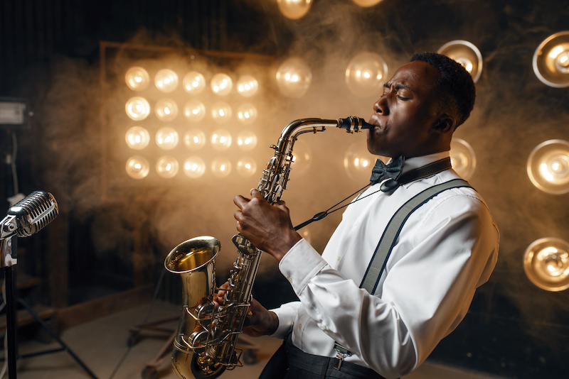 Saxophonist spielt auf eienr hochzeit