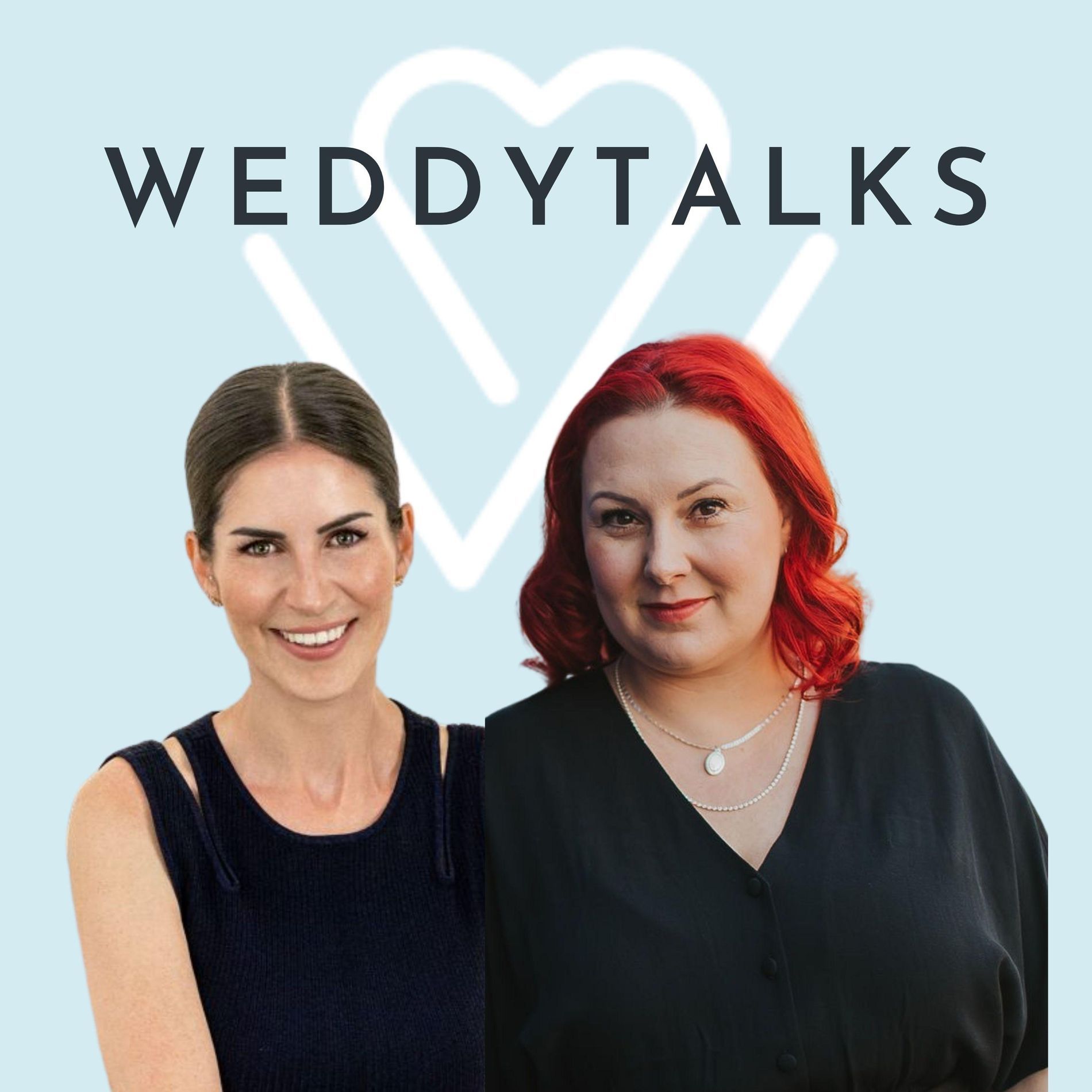 Zwei Frauen stehen vor einem blauen Hintergrund mit den Worten Weddytalks.