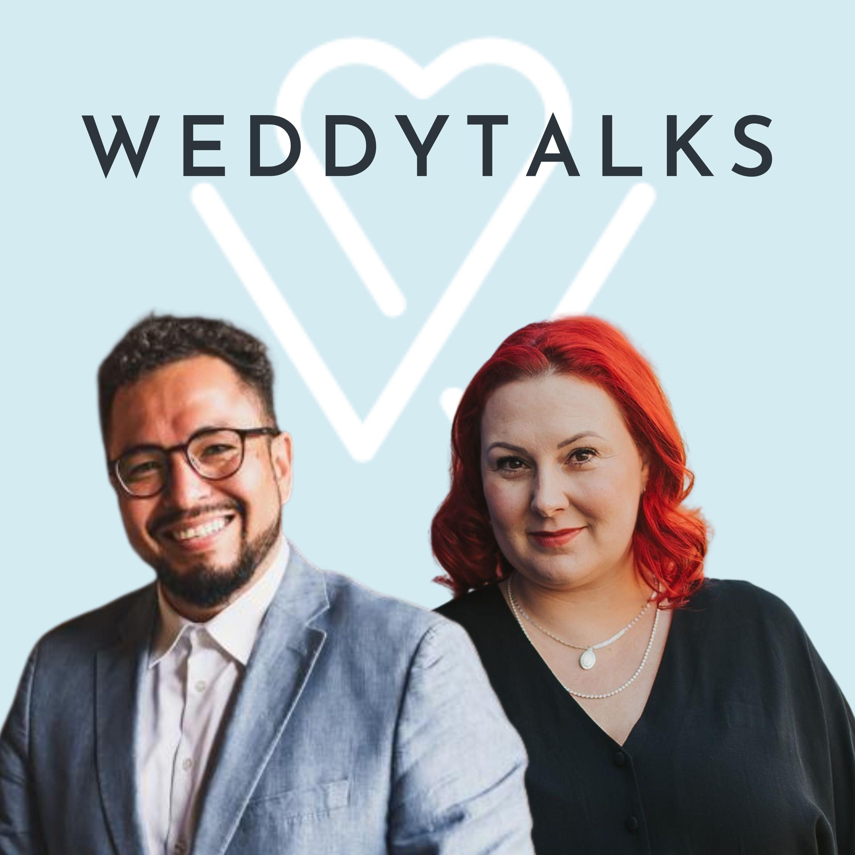 Zwei Personen stehen vor einem blauen Hintergrund mit den Worten Weddytalks.