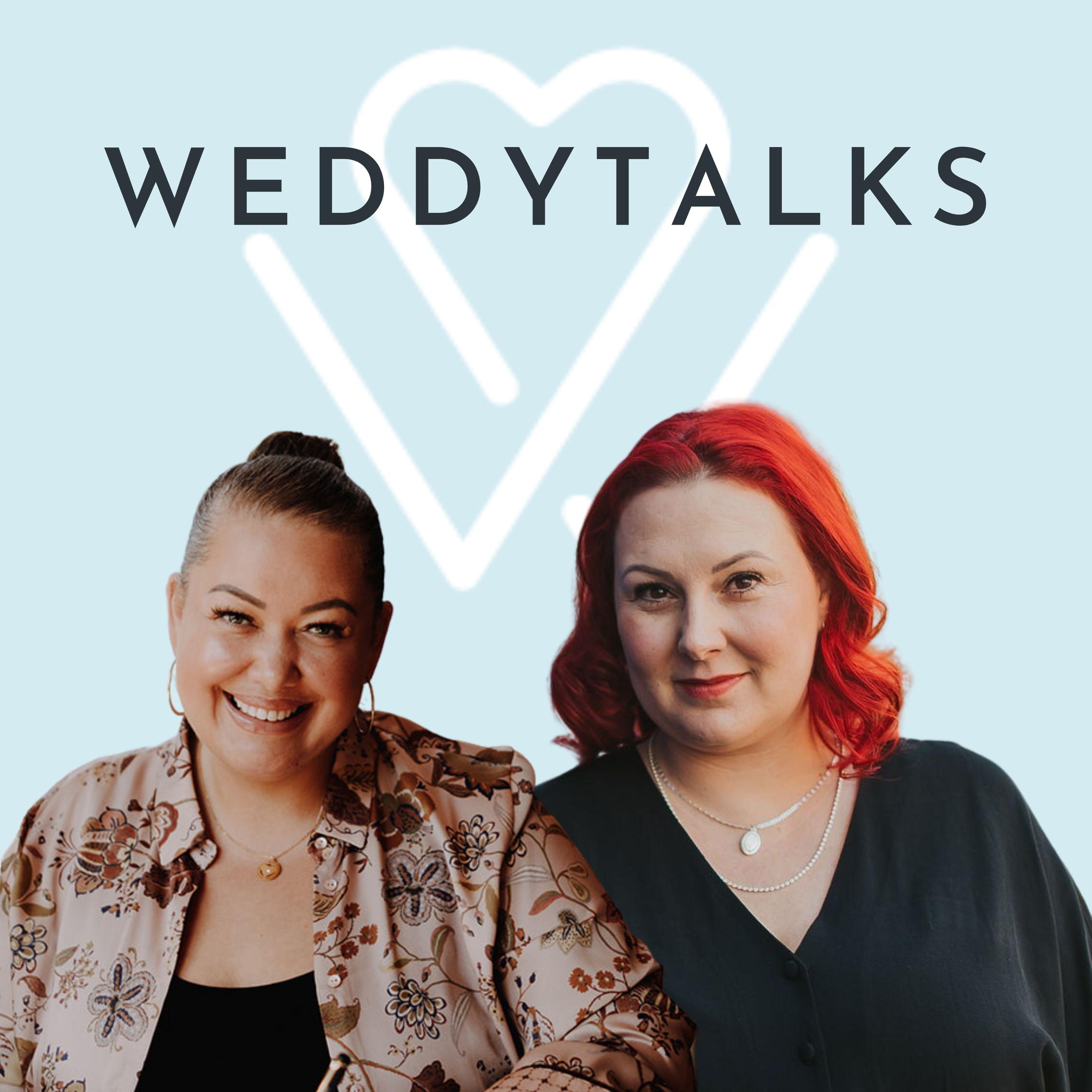 Zwei Frauen stehen vor einem blauen Hintergrund mit den Worten Weddytalks.