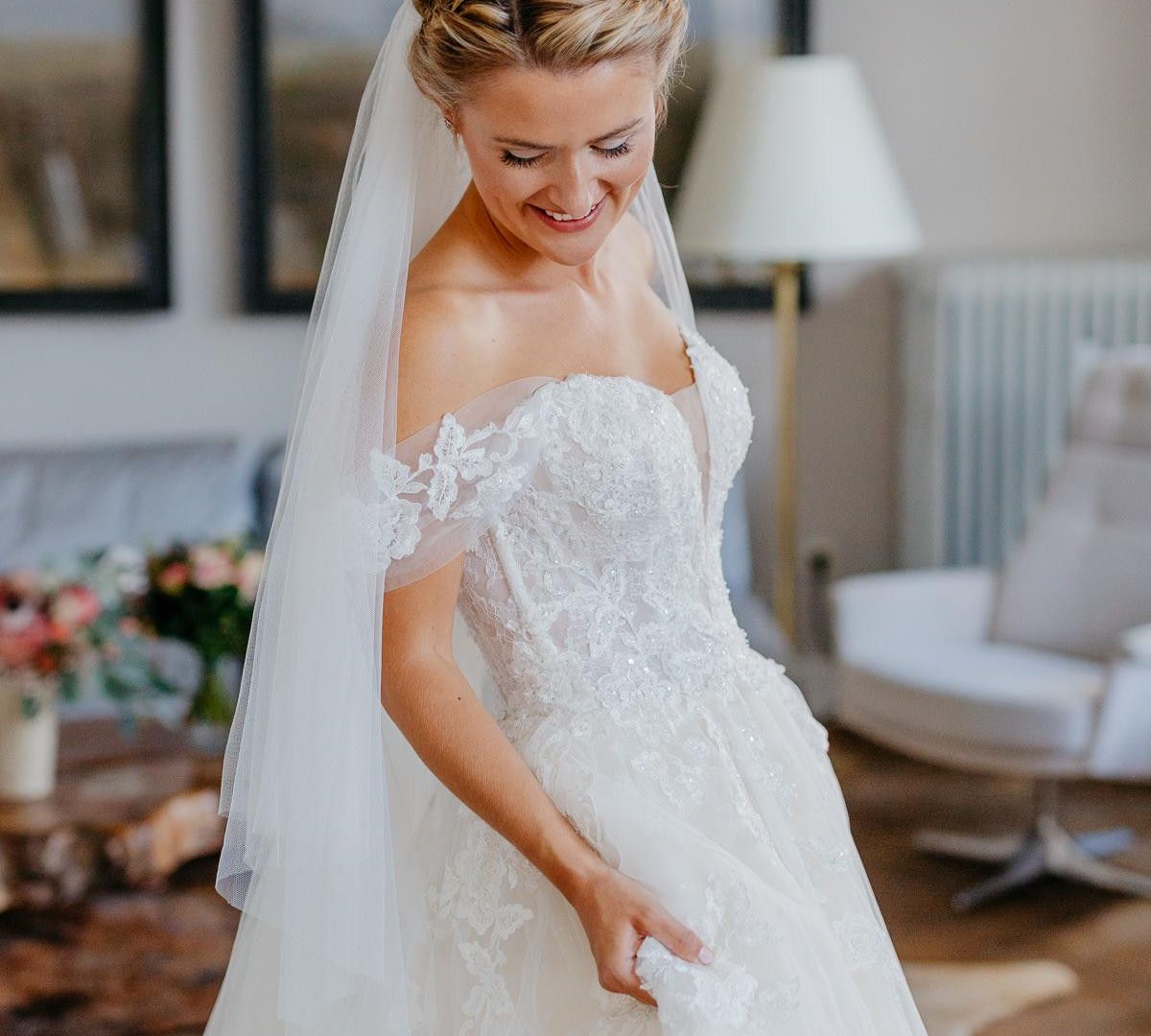 Eine wunderschöne Braut in einem weißen Hochzeitskleid.