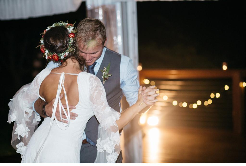Eine Braut und ein Bräutigam feiern abends ihren ersten Tanz.