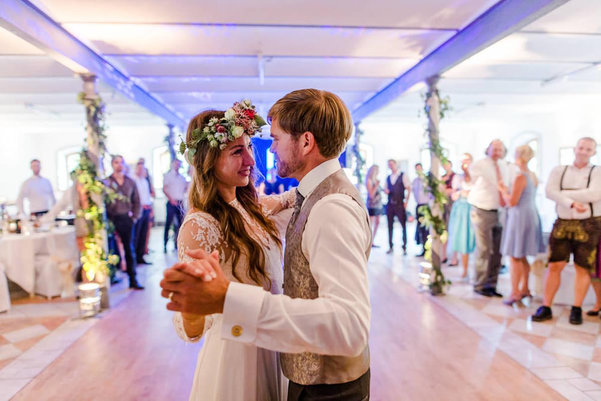 Eine Braut und ein Bräutigam teilen ihren ersten Tanz bei ihrer Hochzeitsfeier.