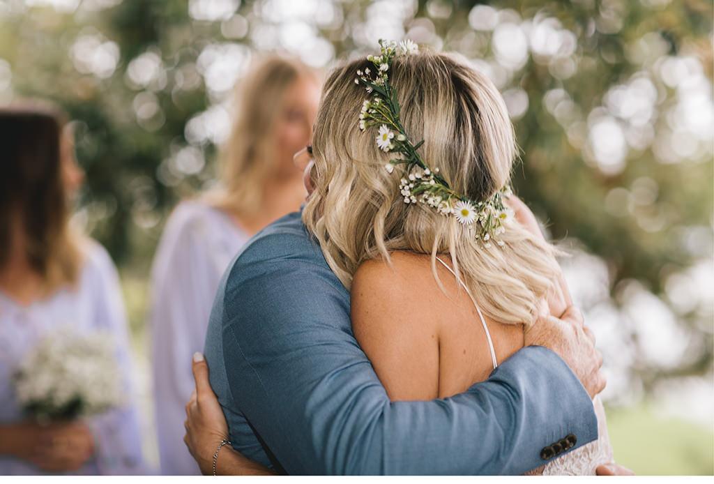 Eine Braut und ein Bräutigam umarmen sich während ihrer Hochzeitszeremonie.