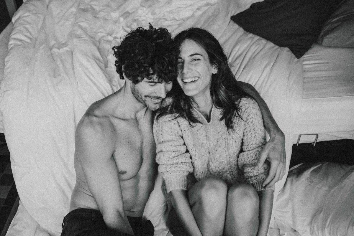 Ein Schwarz-Weiß-Foto eines Paares, das auf einem Bett liegt.