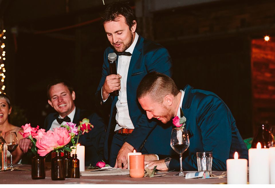 Ein Mann spricht bei einer Hochzeitsfeier in ein Mikrofon.