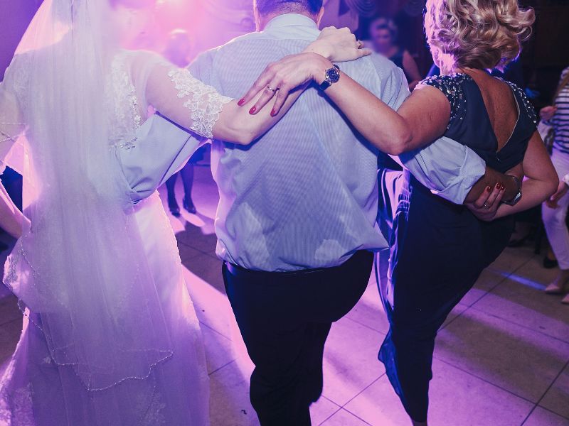 Tanzende Hochzeitsgäste mit der Braut