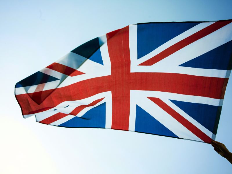 Wehende Flagge Großbritanniens vor blauem Himmel