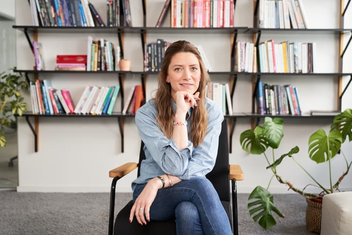 Pauline Nothacker in einer Bibliothek